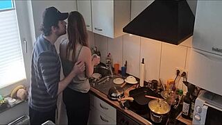 A fenébe igen! Meglepem és baszom a mostohatestvéremet míg mindenki alszik