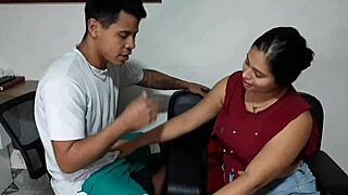 Uusi naapuri pyytää palvelusta ja antaa kuuman kotitekoisen imun vastineeksi.