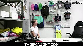 Tjuvfångad - Polisen knullar smutsig ung influencer efter snatteri