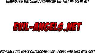 בלונדינית חצופה טינאייג'רית מיה קיי מוצצת זין ענק של מיק בלוז