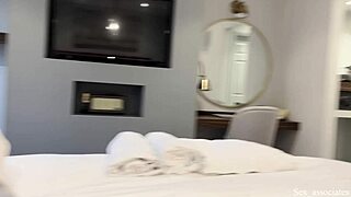 Jeg er fanget i at dele seng med stedmor på hotelværelse efter bad