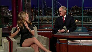 Jennifer Aniston炫耀她令人惊艳的火辣腿