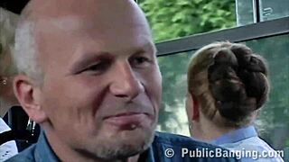 Ekstrem offentlig sex i bybuss med passasjerer som ser paret knulle