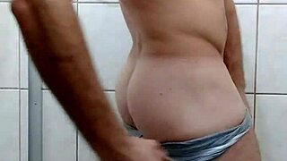 Homofil hunk kommer hardt etter dusj