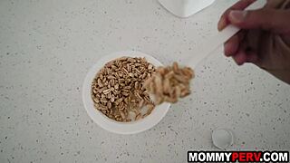 मॉमी के ह्यूज फेक बूब्स टिट्टी बैंगिंग स्टेपसन के लिए, वह जानती उन कर्व्स को वर्क करना उस पर