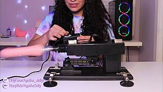 Rozbaluju nový sex stroj, Agatha Dolly testuje rychlost