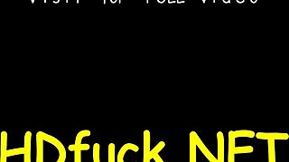 Hej, poglej to elegantno punco, ki jebe velik kurac na hardcore način!