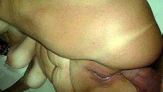 أم زوجية متجوزة في الحمام من ابن زوجها لتناك تحليلي وشفط