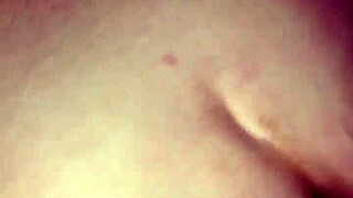 جمال لاتيني يبلل بقوة على زب أسود كبير. تنحني لعمل كلبي مكثف كل مرة.