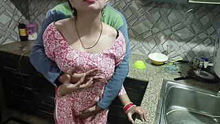 Indische betrügende Ehefrau beim Ficken mit anderem Mann im Schlafzimmer erwischt. Wie erklärt sie diesen Hindi-Sex-Skandal?