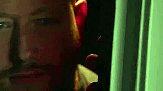 Selvaggia böjer sig över för två stora svarta kukar, bedrar i hundstil analaktion. Perfekt kropp tar varje centimeter.