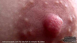 Heet 18+ spinner met beugel masturbeert alleen voor geld