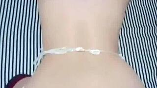 Megszállottan lovagolok ezen a hatalmas farkon tökéletes ázsiai szex vágyakozással!