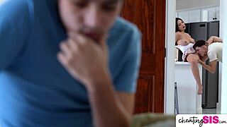 스칼렛 알렉시스 주방에서 카우걸로 의붓오빠 타며 야생 3P 액션