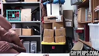 Tatovert ebony tyv barebacket hardt av sikkerhetsvakt blowjob