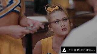 Vau! Mlade navijačice Kyler Quinn i Khloe Kapri dele trenerov ogromni teret!