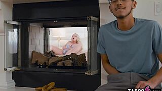 Plavolaska milf Sadie Summer ujame masturbacijo mladega deviškega fanta v šokantni sceni