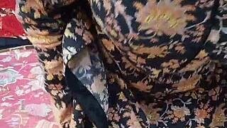 सोबिया नासिर व्हाट्सएप वीडियो कॉल पर क्लाइंट को टेस करती है