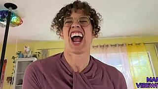 Hartverscheurend! Joodse stiefmoeder huilt en smeekt om creampie, betreurt het meteen