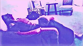 Cuckie Donnie žerie creampie, zatiaľ čo jeho dickie dostáva facky. Amatérska žena dominuje v domácej zábave.