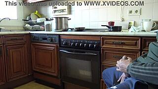 Hint bhabhi mutfakta büyük sikimi gösterdiğimden sonra dölümü yutuyor