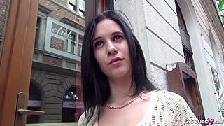 Немецкий скаут подбирает 18-летнюю тинейджерку 18+ для сырого секса на улице