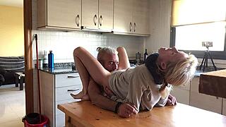 Jeg, uh, kan ikke motstå henne på kjøkkenet, vet du!