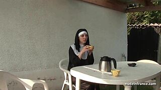 נזירה צרפתייה צעירה מקבלת חבטה קשה בשלישייה פרועה. סבא וויאור אוהב לצפות!