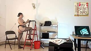 Σέξι υπηρέτρια, θέλεις να με συνοδεύσεις για γρήγορη συνεδρία;