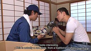 Japanska delavka Nozomi Koizumi sesa velik kurac v neurejenem POV. Njena uniforma doda začimbe intenzivni sceni.