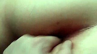 Le mari taquine la chatte et le cul serrés de sa femme brune intello avec un doigter lent