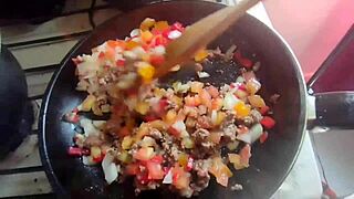 Xxx-video espanjaksi - Kuuma äitipuoleni opettaa mua kokkaamaan