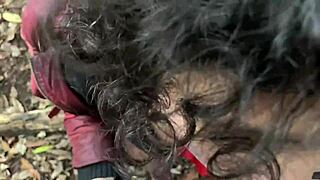 कारों से छुपते हुए नेचर में क्विक नर्वस आउटडोर फक