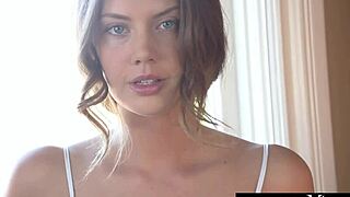 와, 이 갈색 머리 여자가 지금 주방 카운터에서 스스로 문질러야 해!