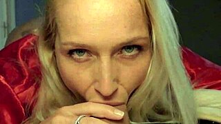 Καμία κοπέλα δεν παίρνει τον γιο μου από τον άντρα μου, είσαι δική μου για άγρια δράση στο κρεβάτι! Θα σε κρατήσω κοντά.