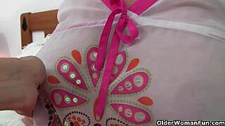 Не мога да спра да гледам Изабел, британската баба, трие големия си стар клитор