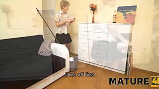 Mature4K služkinja zasluži fantastično jebanje za čiščenje z obrito pičko v nogavicah. Njen evropski šarm sije.