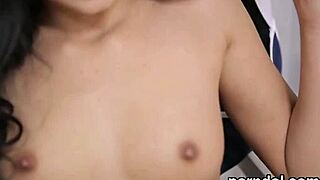 Søt tenåring 18+ jente blir fristet og hardt knullet av sin eldre foreleser i vill økt