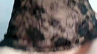 Sød pige tager klæbrig creampie tæt på