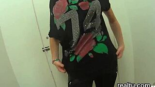 Úchvatná česká tínedžerka zvodná v nákupnom centre a tvrdý pounded v POV