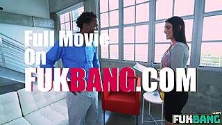 August Ames nota il grosso rigonfiamento sotto i pantaloni