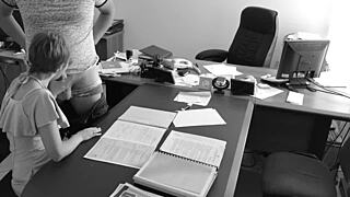 보스가 사무실 테이블에서 작은 비서를 드릴처럼 박음 히든캠 영상