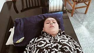 Qu'y a-t-il derrière cette rencontre desi torride dans la chambre ?