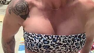 Sød Vickie prøver på sexy bikini