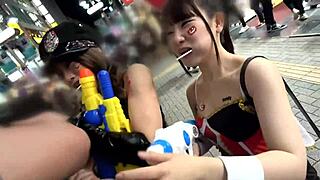 性感日本宝贝穿警察装在狂野万圣节派对上猛骑，她的兔女郎朋友加入混乱！