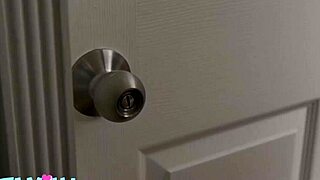 Očim ujame mlado 18+ Ellie Eilish, ki se dotika v zasebnem trenutku