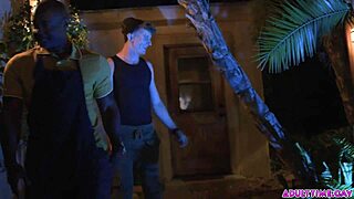 גבר, הזקן השחור הזה פשוט לקח את הבתולים של הטווינק הג'ינג'י!