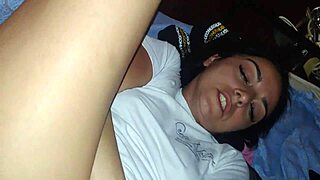 Daj roko noter vame in me naredi, da kričim kot kurba!