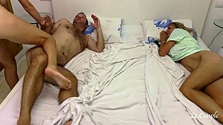 Ehefrau wacht auf und sieht Ehemann Freundin in echter hausgemachter Cuckquean Swinger Szene ficken
