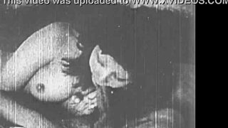 Винтажная красотка сгибается для зверского доггистайла